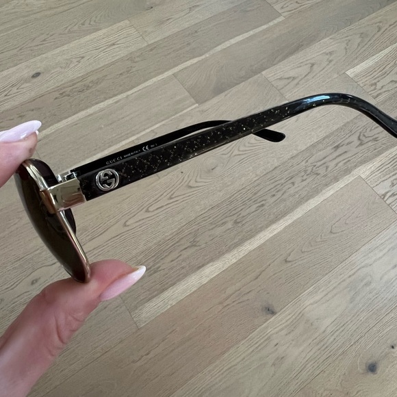 Gucci Sunglasses with Case - Picture 7 of 8